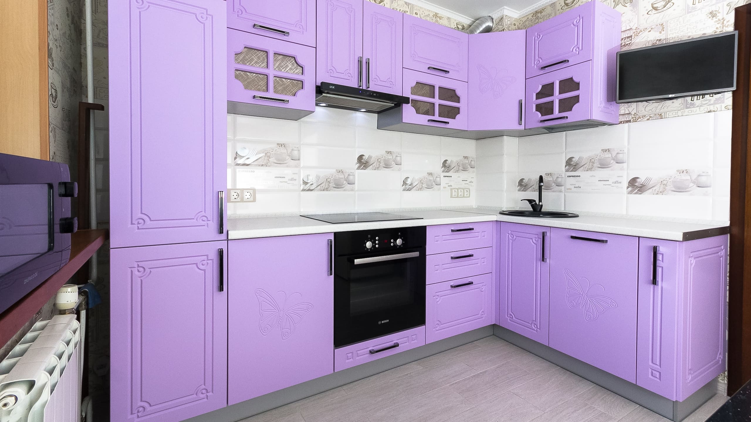 Фиолетовая кухня в интерьере и обои