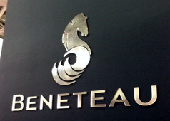 Логотип из оргстекла с пленкой
