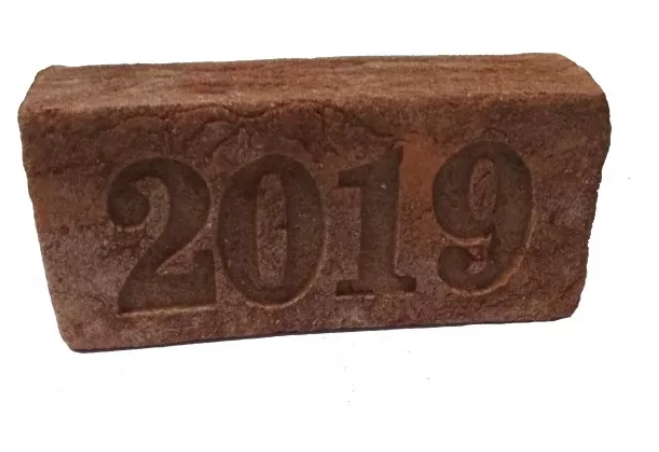 Кирпич ручной формовки с логотипом 2019-1