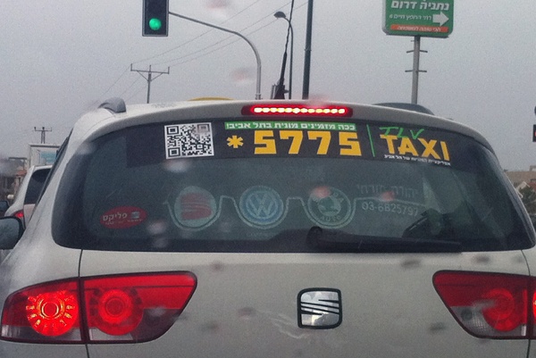 QR-код на заднем стекле такси
