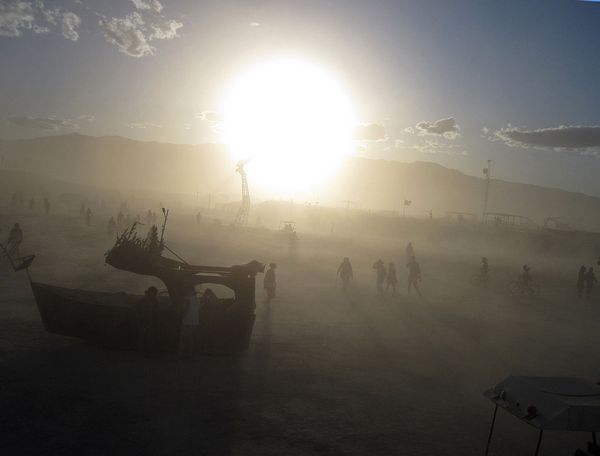 Иллюстрация к статье: Пример ценовой дискриминации: повышение прайса на услуги автомоек в период фестиваля Burning Man