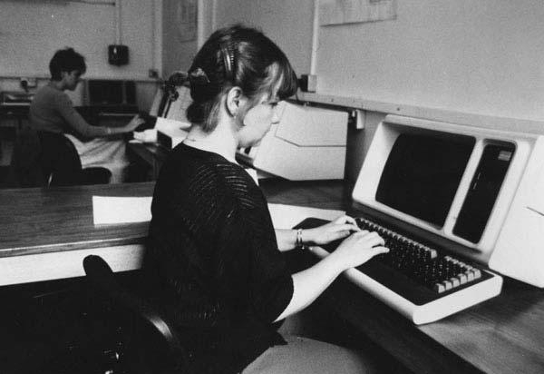 на начальном этапе цифровой эпохи контекст определялся местоположением компьютера, поскольку ЭВМ фактически являлась рабочим местом пользователя.