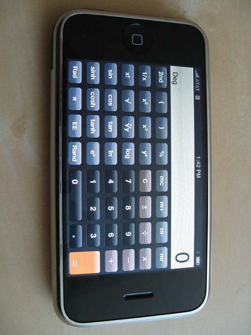 приложение «калькулятор» на дисплее смартфона iPhone