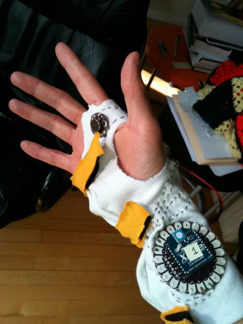 для создания вибрационно-тактильной обратной связи, такой как осуществляется посредством этих перчаток-прототипов, используется чувствительность кожного покрова человека