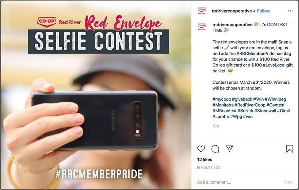 Условия конкурса селфи от компании Red River Co-Op: «Сделайте селфи с красным конвертом, отметьте наш аккаунт и добавьте хэштег #RRCMemberPride»