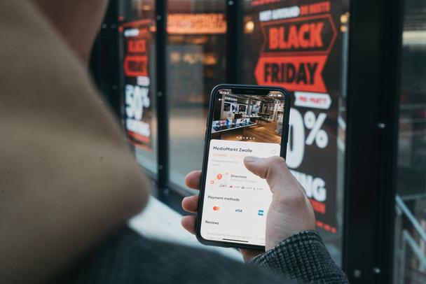 Еще в 2015 году генеральный директор Target Брайан Корнелл заметил, что «в Черную пятницу 10% дохода приходилось на гостей, совершающих покупки с телефона через приложения в то время, когда они находились в одном из магазинов компании».