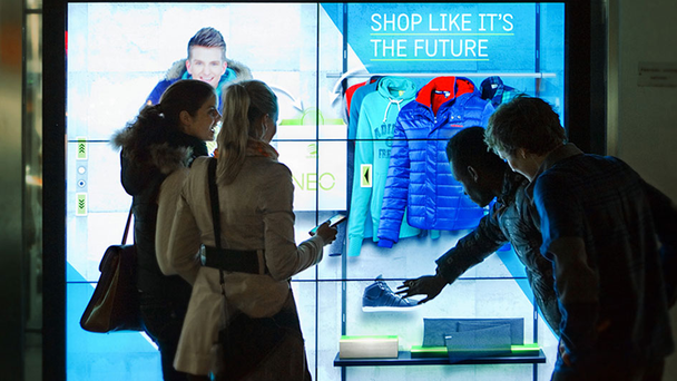 Пример интерактивного шоппинга — витрины Adidas NEO.
