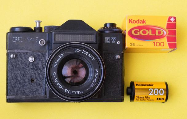 Компания Kodak поздно отреагировала на изменения тенденций, а когда выпустила на рынок линейку дешевых цифровых фотоаппаратов, потерпела крах — рынок уже наводнили смартфоны.