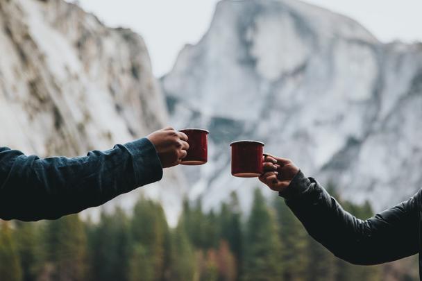 Совместное чаепитие — отличная возможность поделиться друг с другом положительными эмоциями.