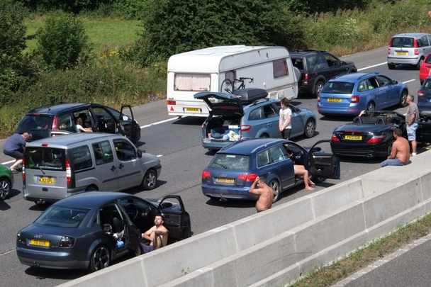 Постоянная пробка на шоссе М5 в Сомерсете, Великобритания.
