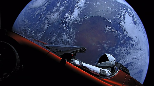 Tesla Roadster Илона Маска на фоне Земли. Манекен-космонавт в скафандре SpaceX на водительском сиденье. Изображение: SpaceX для wikipedia.org