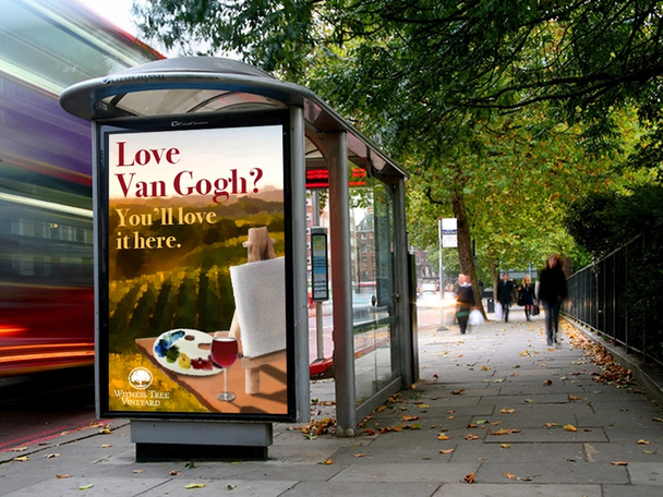 Реклама винодельни на автобусной остановке.