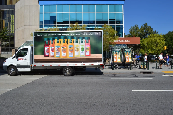 Брендированные грузовики или автобусы — это разновидность мобильного билборда