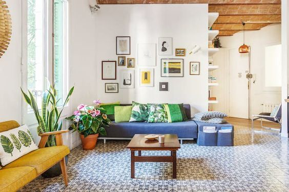 Airbnb начался со сдачи в аренду квартиры основателей в Сан-Франциско. Сейчас Airbnb — это международный сервис для посуточной аренды квартир.