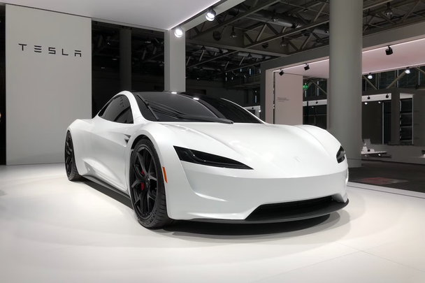 Tesla — современный вечмобиль. По подсчётам экспертов, её двигатель настолько мощный, что может выдержать 80 лет пробега. Всё потому, что в автомобилях Tesla стоит двигатель с жидкостным охлаждением батареи.