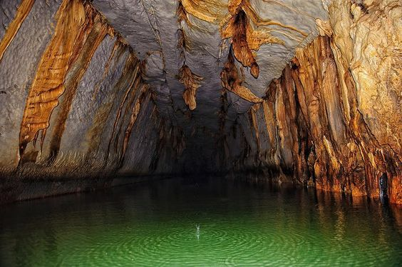 Подземная река в Пуэрто-Принсеса после внесения её в список ЮНЕСКО стала настолько популярной, что филиппинцам пришлось ограничивать туристический поток.