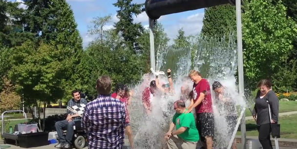 ролик об исследовательской группе Microsoft, участвующей в кампании волонтерского фандрайзинга Ice Bucket Challenge