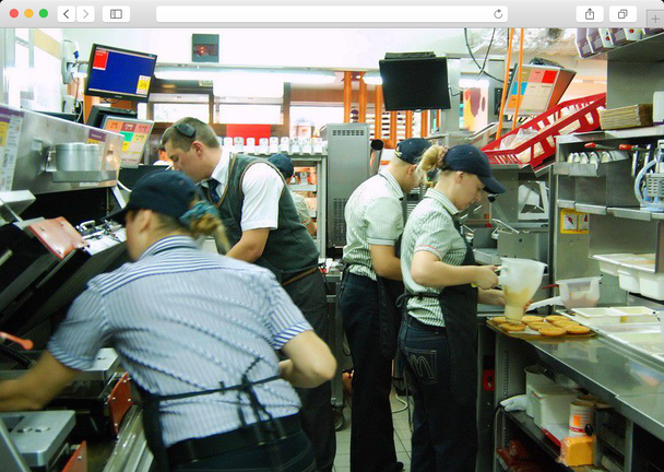 McDonald’s, прежде чем приступить к работе, каждый сотрудник изучает свод правил из 350 страниц, который охватывает все — от выбора одежды до поведения на работе.