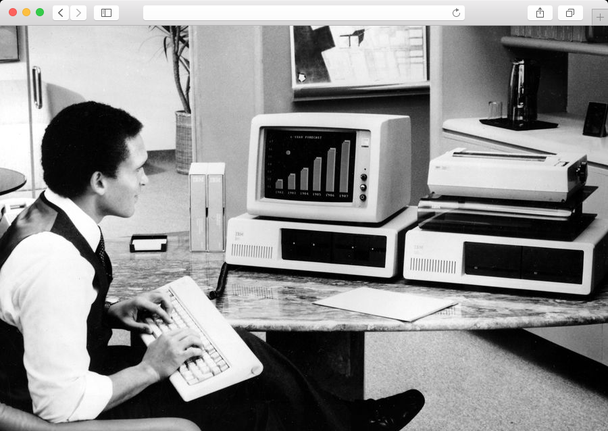 Первый персональный компьютер IBM имел два видеоадаптера на выбор: MDA — для монохромного алфавитно-цифрового дисплея или CGA — для цветного графического дисплея, к которому можно было подключить композитный монитор и даже простой телевизор.
