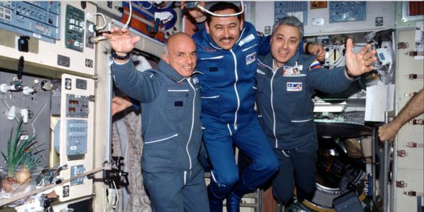 Американец Деннис Тито во время своего туристического полета в космос.
