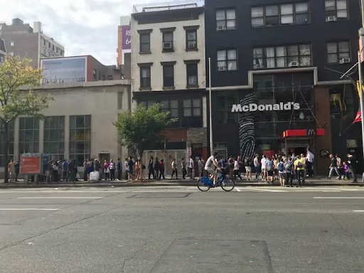 Люди выстраиваются в очередь за сычуаньским соусом в McDonald's на Манхэттене.