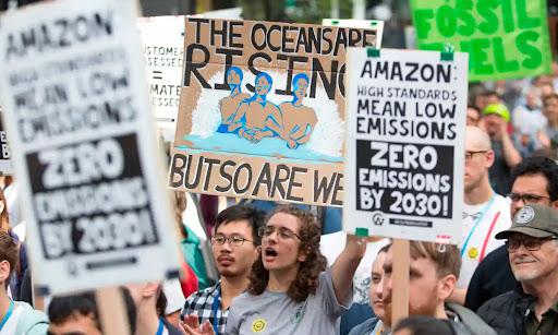 Рабочие Amazon устраивают демонстрацию, требуя, чтобы лидеры приняли меры по борьбе с изменением климата.